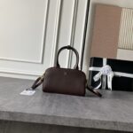 Chanel頂級深咖色女用手提包 小型斜背包設計 質感皮革款式 細節精緻耐用 日常穿搭推薦