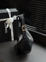 香奈兒高仿黑色半月肩背包｜2026新品 真皮肩背包｜女士精品日常包