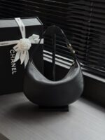 香奈兒高仿黑色半月肩背包｜2026新品 真皮肩背包｜女士精品日常包